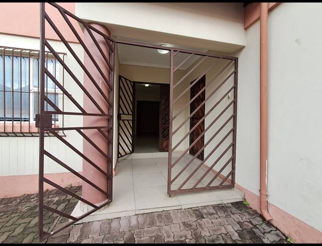 180M² OFFICE TO LET IN THREE RIVERS PROPER